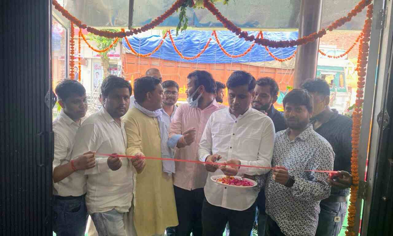 ABVP सदस्य राहुल विकल ने किया हॉस्पिटल का उद्घाटन किया