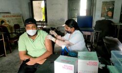 युवाओं व बुजुर्गों ने दिखाया उत्साह-लगवाई कोरोना वैक्सीन युवाओं व बुजुर्गों ने दिखाया उत्साह-लगवाई कोरोना वैक्सीन