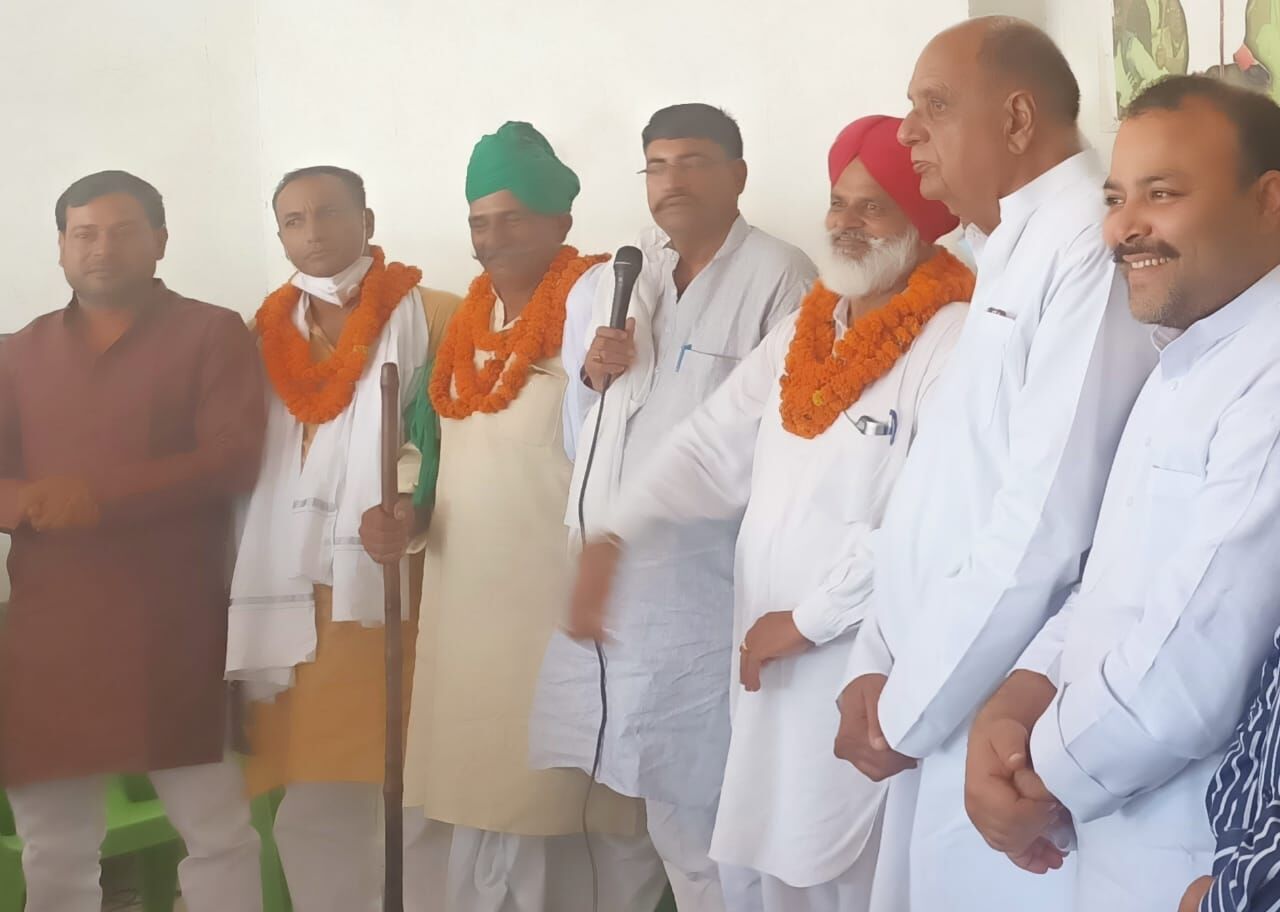 रालोद का कुनबा बढ़ा-प्रमुख प्रत्याशी समेत कई ने हैंडपंप से निकाला पानी रालोद का कुनबा बढ़ा-प्रमुख प्रत्याशी समेत कई ने हैंडपंप से निकाला पानी
