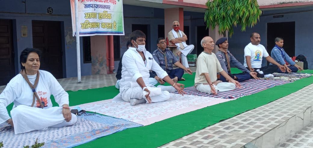 समाजसेवी मनीष चौधरी ने कराया त्रिदिवसीय योग शिविर का समापन