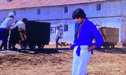 अमिताभ ने फोटो शेयर कर बताई पूरी कहानी-मजबूरी में लगाई थीं शर्ट में गांठ अमिताभ ने फोटो शेयर कर बताई पूरी कहानी-मजबूरी में लगाई थीं शर्ट में गांठ