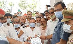 नहीं माना वोट का दबाव-जिला पंचायत सदस्य व देवर पर मुकदमा-प्रदर्शन