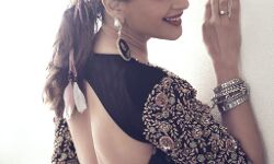 माधुरी दीक्षित की फोटो वायरल- यूजर बोला- कोई देव आपके ऊपर विराजमान हैं