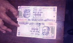 200 रुपए की रिश्वत लेते हुए अधिकारी रंगे हाथ पकड़ा 200 रुपए की रिश्वत लेते हुए अधिकारी रंगे हाथ पकड़ा