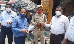 MZN केमिस्ट एवं ड्रगिस्ट एसोसिएशन ने किया मास्क एवं सैनिटाइजर का वितरण MZN केमिस्ट एवं ड्रगिस्ट एसोसिएशन ने किया मास्क एवं सैनिटाइजर का वितरण