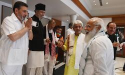 कश्मीरी नेताओं से बोले PM- दिल और दिल्ली की दूरी करना चाहते हैं खत्म