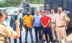 हत्यारोपी सुशील का जलवा अभी भी कायम-पुलिसकर्मियों ने खींची सेल्फी