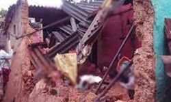 बारिश से गिरी कच्ची दीवार - दादी-पोती की हो गयी मौत