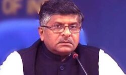 ट्विटर की गजब दलील-मां तुझे सलाम गाने की वजह से हुआ IT मिनिस्टर का अकाउंट ट्विटर की गजब दलील-मां तुझे सलाम गाने की वजह से हुआ IT मिनिस्टर का अकाउंट