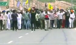 और देखती रह गई पुलिस-किसानों ने तोड़े पुलिस बैरिकेडस और देखती रह गई पुलिस-किसानों ने तोड़े पुलिस बैरिकेडस