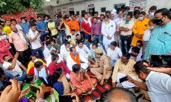 धर्मांतरण मामला-हिंदू जागरण मंच का कोतवाली में डेरा-थानेदार को बैठाया धर्मांतरण मामला-हिंदू जागरण मंच का कोतवाली में डेरा-थानेदार को बैठाया