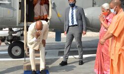 अपने गांव पहुंचे राष्ट्रपति रामकोविंद- सिर झुकाकर किया नमन- मिट्टी लगाई माथे अपने गांव पहुंचे राष्ट्रपति रामकोविंद- सिर झुकाकर किया नमन- मिट्टी लगाई माथे