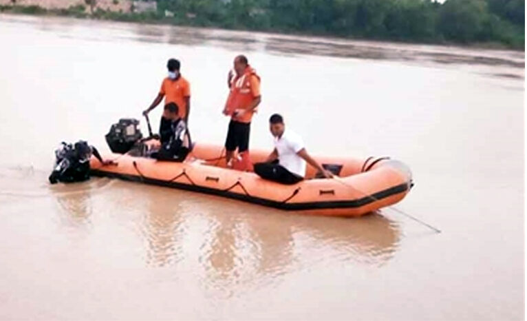 सेल्फी लेने का चक्कर-नदी में गिरी युवती- बचाने आया युवक नदी में बहा