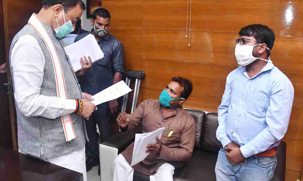 दिव्यांगों के पास खुद चलकर गये डिप्टी CM- सहायता दिलाने का दिलाया विश्वास