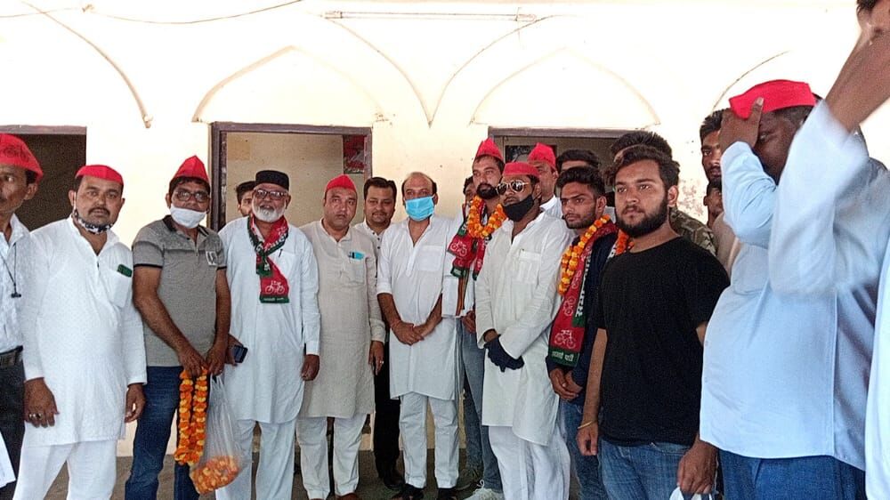 हिंदू महासभा नेता ने साथियों समेत थामा सपा का दामन