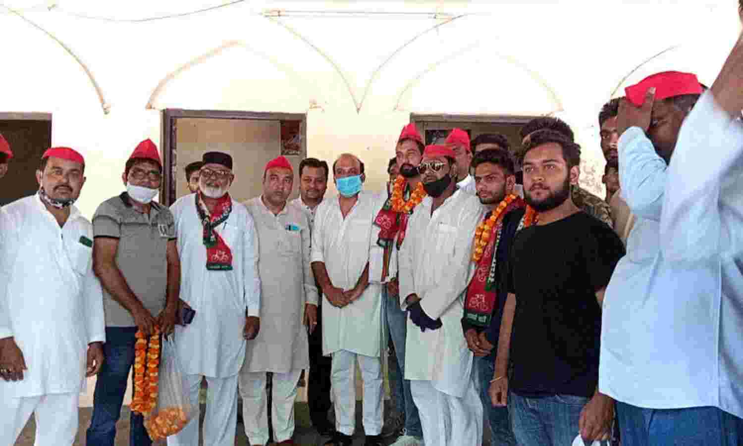 हिंदू महासभा नेता ने साथियों समेत थामा सपा का दामन