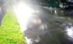 लगी कार की टक्कर तो हवा में उड़ा ऑटो लगी कार की टक्कर तो हवा में उड़ा ऑटो