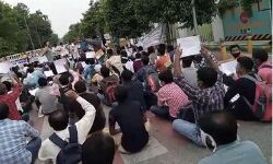 शिक्षक भर्ती अभ्यर्थियों ने घेरा डिप्टी CM आवास-पुलिस ने भांजी लाठियां