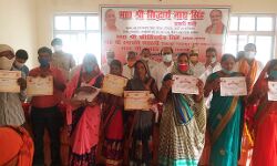 मंत्री ने की विकास कार्यक्रमों की समीक्षा- दिया इनाम मंत्री ने की विकास कार्यक्रमों की समीक्षा- दिया इनाम