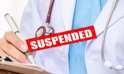 इलाज के दौरान मौत-ग्रामीणों ने किया प्रदर्शन- चिकित्सक निलंबित इलाज के दौरान मौत-ग्रामीणों ने किया प्रदर्शन- चिकित्सक निलंबित