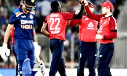 इंग्लैंड ने भारत को पांच विकेट से हरा कर बनाई 2-0 की अजेय बढ़त