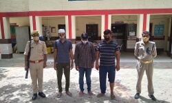 शामली-खाकी का खौफ- अपराध से तौबा कर तीन बदमाशों ने किया आत्मसमर्पण शामली-खाकी का खौफ- अपराध से तौबा कर तीन बदमाशों ने किया आत्मसमर्पण