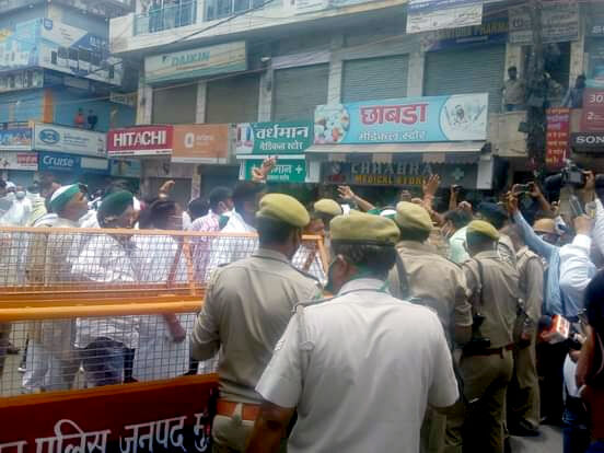 BJP नेताओं के संग एक साथ पहुंचे 27 वोटर-प्रकाश चौक पर विपक्ष का हंगामा BJP नेताओं के संग एक साथ पहुंचे 27 वोटर-प्रकाश चौक पर विपक्ष का हंगामा
