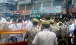 BJP नेताओं के संग एक साथ पहुंचे 27 वोटर-प्रकाश चौक पर विपक्ष का हंगामा BJP नेताओं के संग एक साथ पहुंचे 27 वोटर-प्रकाश चौक पर विपक्ष का हंगामा