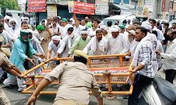 जिला पंचायत चुनाव-विपक्ष का हंगामा-बैरीकेडिंग उखाडे-टोल कराया फ्री जिला पंचायत चुनाव-विपक्ष का हंगामा-बैरीकेडिंग उखाडे-टोल कराया फ्री