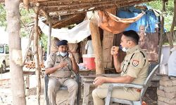 IPS जायसवाल- तनाव के माहौल में चाय की चुस्की के साथ गुड पुलिसिंग IPS जायसवाल- तनाव के माहौल में चाय की चुस्की के साथ गुड पुलिसिंग
