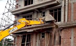 योगी सरकार का शिकंजा- दाऊद की 100 करोड़ की बहुमंजिला इमारत जमींदोज योगी सरकार का शिकंजा- दाऊद की 100 करोड़ की बहुमंजिला इमारत जमींदोज