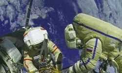 चीनी अंतरिक्ष यात्रियों ने की अंतरिक्ष की सैर