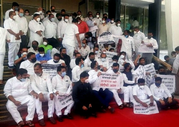 विधानसभा में हंगामा-धक्का मुक्की-12 भाजपा विधायक सस्पेंड विधानसभा में हंगामा-धक्का मुक्की-12 भाजपा विधायक सस्पेंड