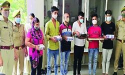 सेक्स रैकेट-युवक युवतियों को अंतरंग देख पुलिस की आंखें भी शर्म से झुकी सेक्स रैकेट-युवक युवतियों को अंतरंग देख पुलिस की आंखें भी शर्म से झुकी