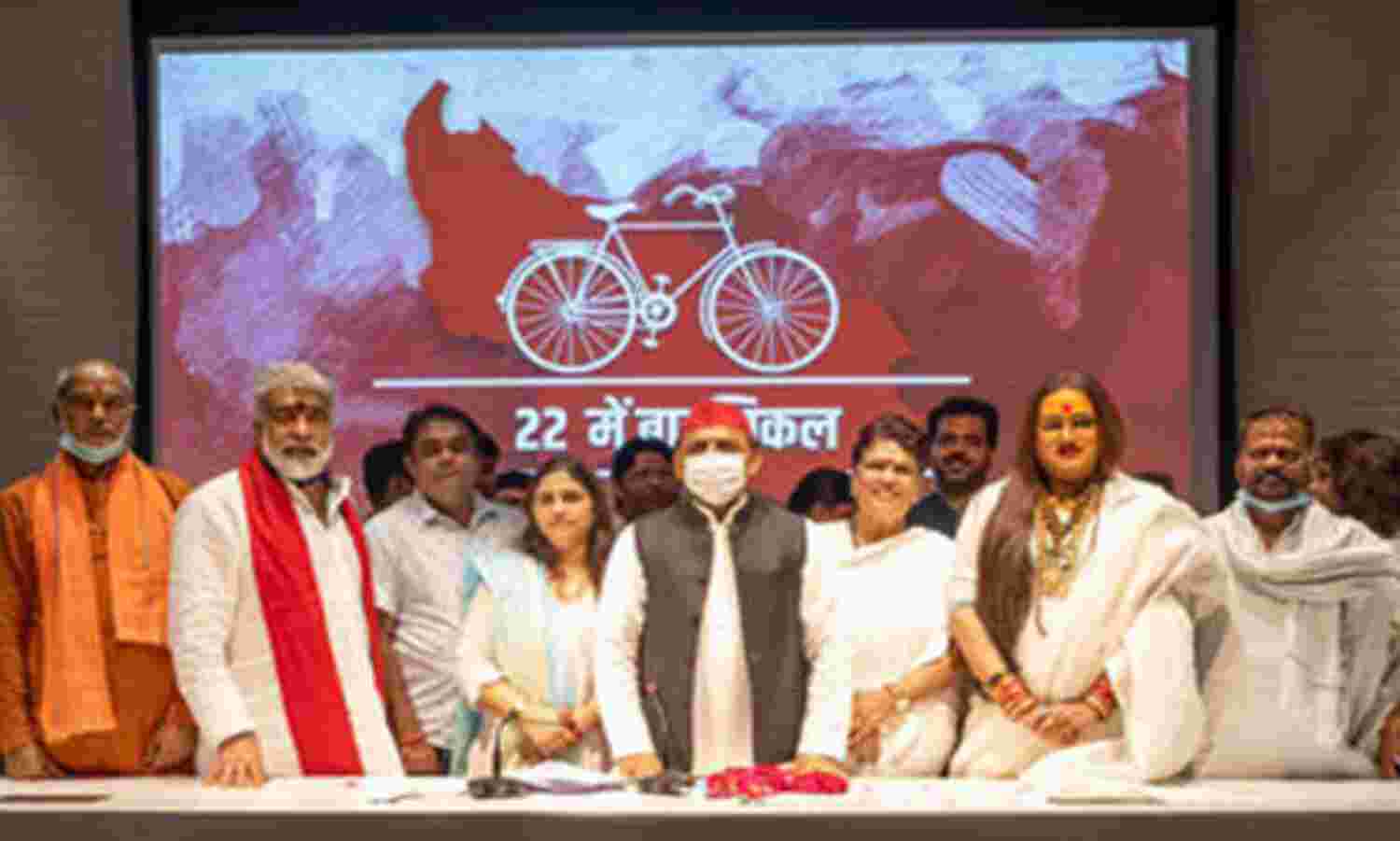 किन्नर अखाड़ा की आचार्य से की मुलाकात- अखिलेश को दिया आशीर्वाद