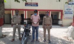 बुलेट पर कर रहा था स्मैक की तस्करी- चढ़ा पुलिस के हत्थे बुलेट पर कर रहा था स्मैक की तस्करी- चढ़ा पुलिस के हत्थे