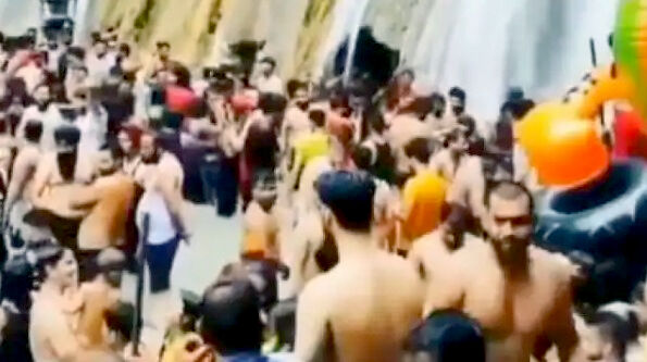 भारी न पड़ जाए लापरवाही-झरने के नीचे सैकड़ों लोग-मास्क किसी पर नहीं भारी न पड़ जाए लापरवाही-झरने के नीचे सैकड़ों लोग-मास्क किसी पर नहीं
