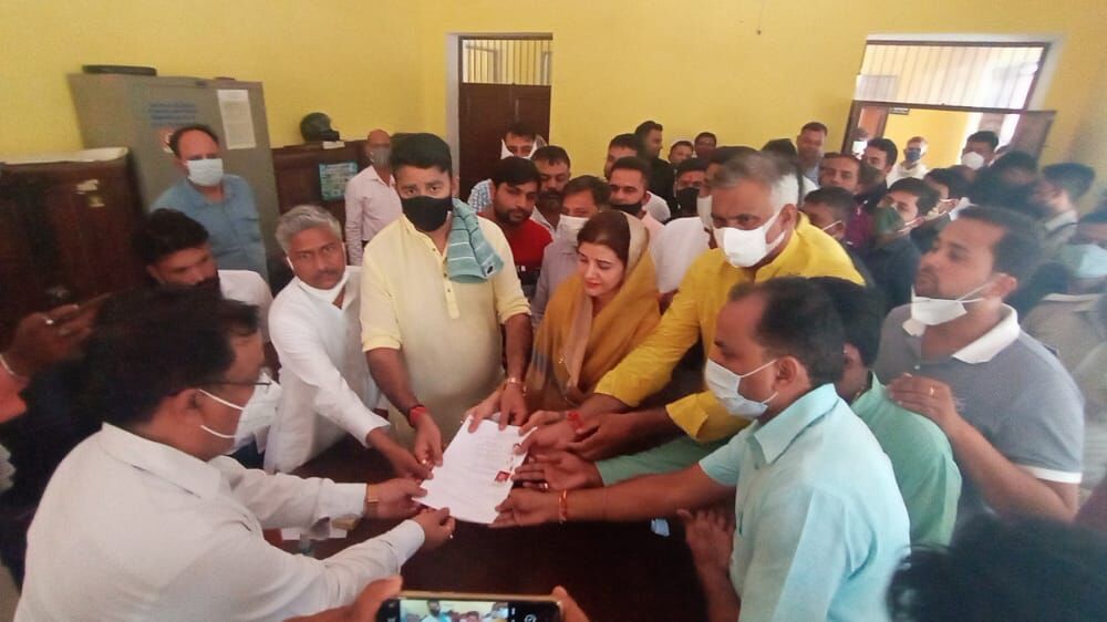 समर्थकों के साथ संगीत सोम की पत्नी ने दाखिल किया ब्लाक प्रमुखी का पर्चा समर्थकों के साथ संगीत सोम की पत्नी ने दाखिल किया ब्लाक प्रमुखी का पर्चा