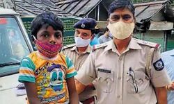 बिना मास्क घूमते लोगों को नन्हे योद्धा ने दिखाया डंडा-किया सम्मानित