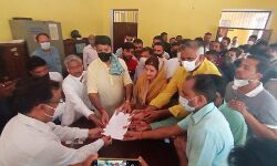 समर्थकों के साथ संगीत सोम की पत्नी ने दाखिल किया ब्लाक प्रमुखी का पर्चा समर्थकों के साथ संगीत सोम की पत्नी ने दाखिल किया ब्लाक प्रमुखी का पर्चा