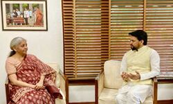 अनुराग ने सीतारमण के मार्गदशन और सहयोग के लिए धन्यवाद किया अनुराग ने सीतारमण के मार्गदशन और सहयोग के लिए धन्यवाद किया