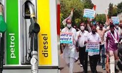 डीजल पेट्रोल के दामों में बढ़ोतरी के विरोध में सड़क पर उतरे किसान डीजल पेट्रोल के दामों में बढ़ोतरी के विरोध में सड़क पर उतरे किसान