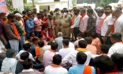 हिंदू संगठन का थाने में धरना-कोतवाल को हटाने को किया हनुमान चालीसा पाठ हिंदू संगठन का थाने में धरना-कोतवाल को हटाने को किया हनुमान चालीसा पाठ