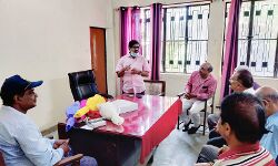 वार्डन का तबादला-स्टाफ ने समारोह आयोजित कर दी विदाई-दिये उपहार वार्डन का तबादला-स्टाफ ने समारोह आयोजित कर दी विदाई-दिये उपहार