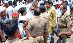 बुढ़ाना ब्लॉक पर विपक्ष का जोरदार हंगामा-फर्जी मतदान का आरोप बुढ़ाना ब्लॉक पर विपक्ष का जोरदार हंगामा-फर्जी मतदान का आरोप