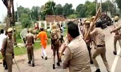 SP CITY को मारा थप्पड-बवाल के बाद कई राउंड फायरिंग-दागी आंसू गैस SP CITY को मारा थप्पड-बवाल के बाद कई राउंड फायरिंग-दागी आंसू गैस