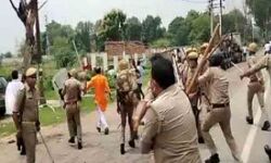 SP सिटी को मारा थप्पड-बवाल के बाद कई राउंड फायरिंग-दागी आंसू गैस SP सिटी को मारा थप्पड-बवाल के बाद कई राउंड फायरिंग-दागी आंसू गैस