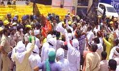 किसानों ने भाजपा की जिला कार्यकरिणी की बैठक के बाहर किया हंगामा किसानों ने भाजपा की जिला कार्यकरिणी की बैठक के बाहर किया हंगामा