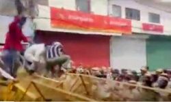 मंत्री का कार्यक्रम-पुलिस से भिड़े किसान-बैरीकेडस पर चढ़ाया ट्रैक्टर मंत्री का कार्यक्रम-पुलिस से भिड़े किसान-बैरीकेडस पर चढ़ाया ट्रैक्टर