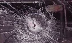 किसानों ने विधानसभा उपाध्यक्ष की गाड़ी पर किया पथराव - शीशे तोड़े किसानों ने विधानसभा उपाध्यक्ष की गाड़ी पर किया पथराव - शीशे तोड़े